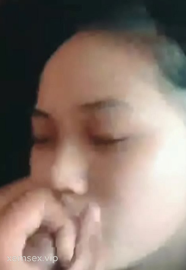 Khi anh người yêu thích nhìn em bú
